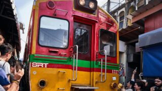 【世界一危険な市場!?】電車との距離わすが数十センチ!線路上にあるメークロン市場への行き方や豆知識を徹底解説!